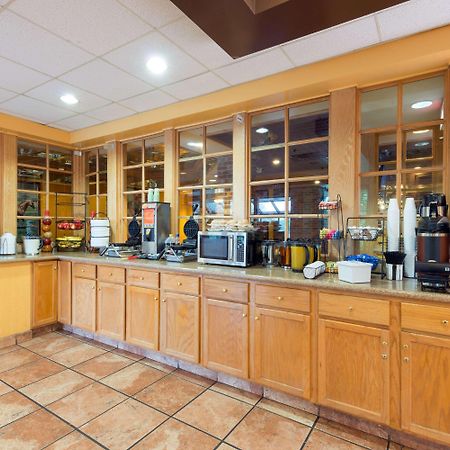 Ramada By Wyndham Louisville North Esterno foto